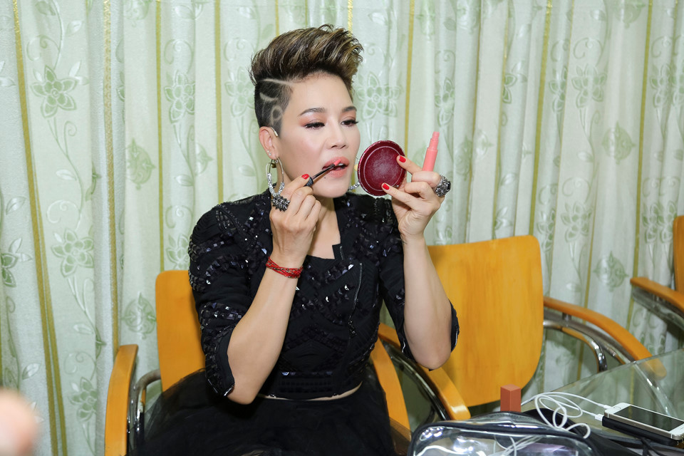 Thu Phương khoe kiểu tóc nổi loạn trong buổi ghi hình The Voice